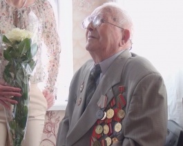 На фото 100-летний юбиляр